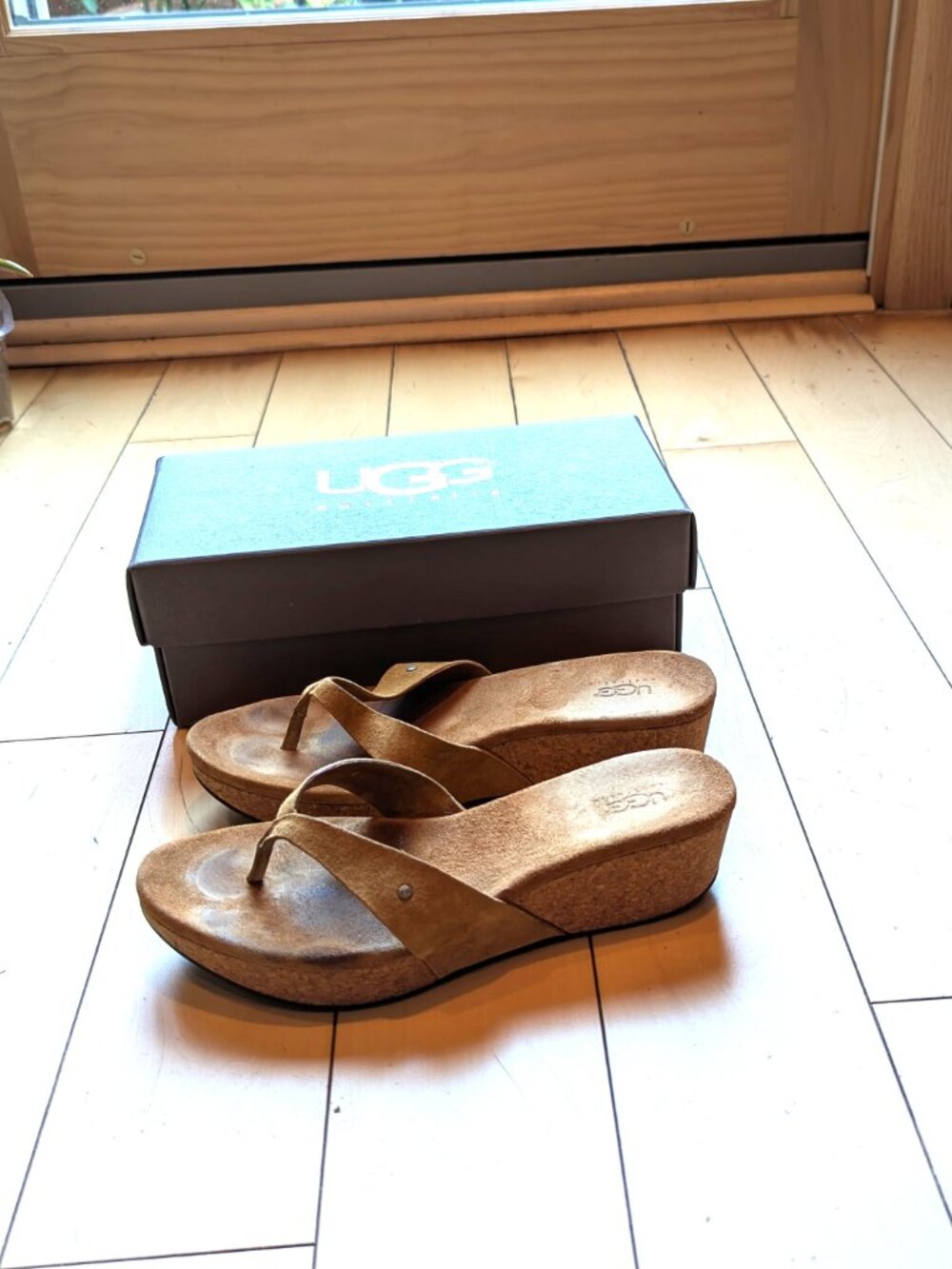 UGG WOMEN'S THONG WEDGE SLIDE IN WHISKEY 9B SHEEPSKIN SUEDE